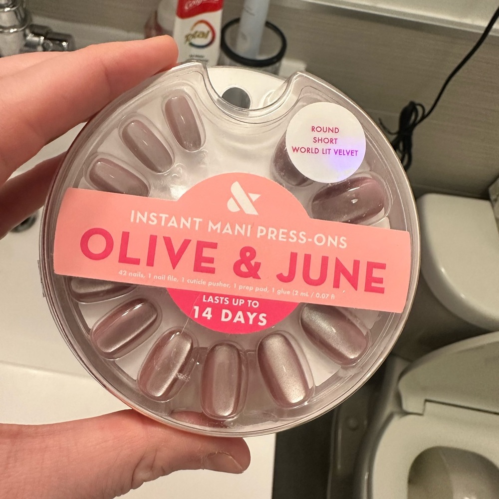 **NWT** Olive & June Instant Mani Press-on Nail Set in Iridescent Pink